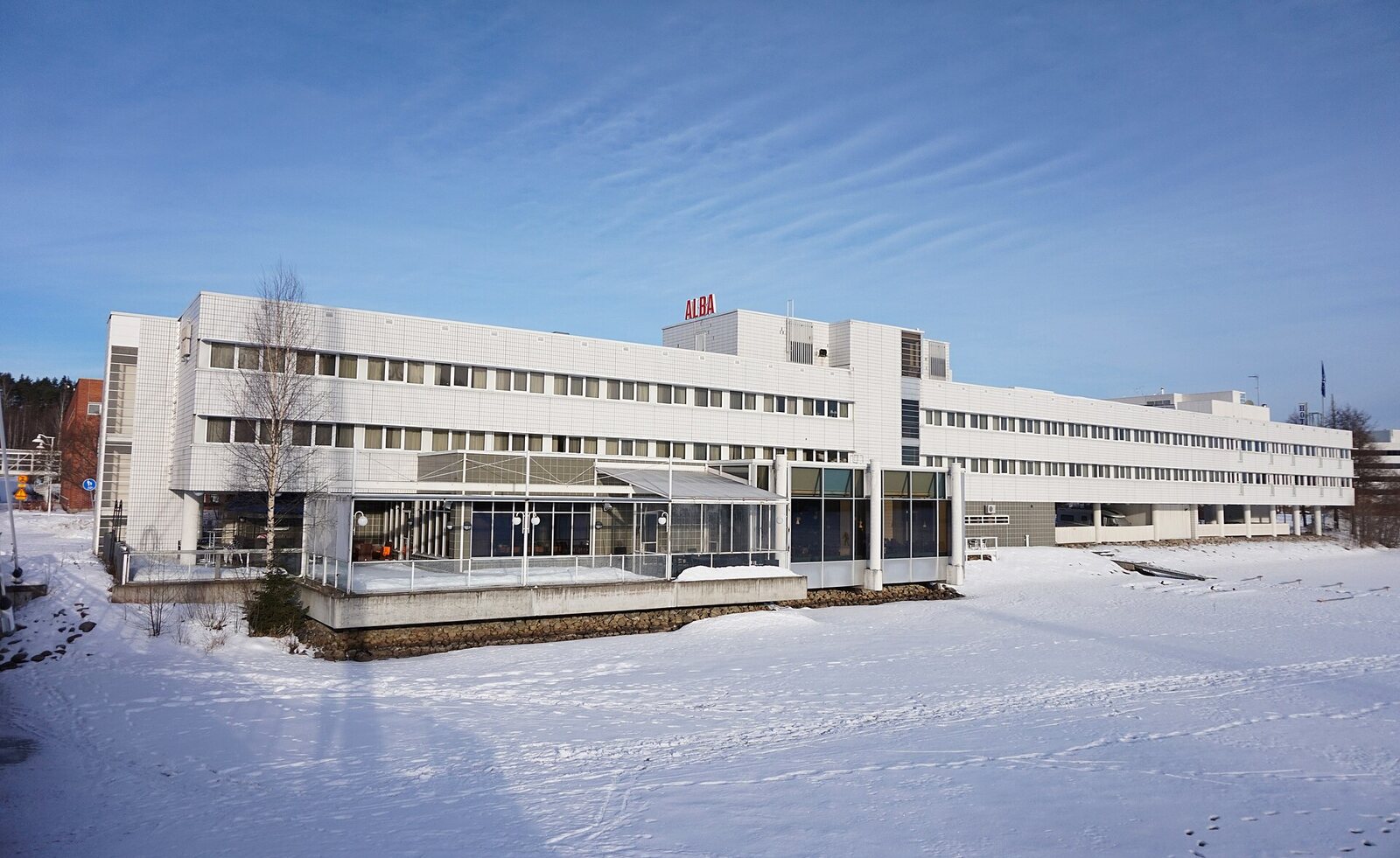 Lumilinna Resort talvimaisema lumisen yön keskellä
